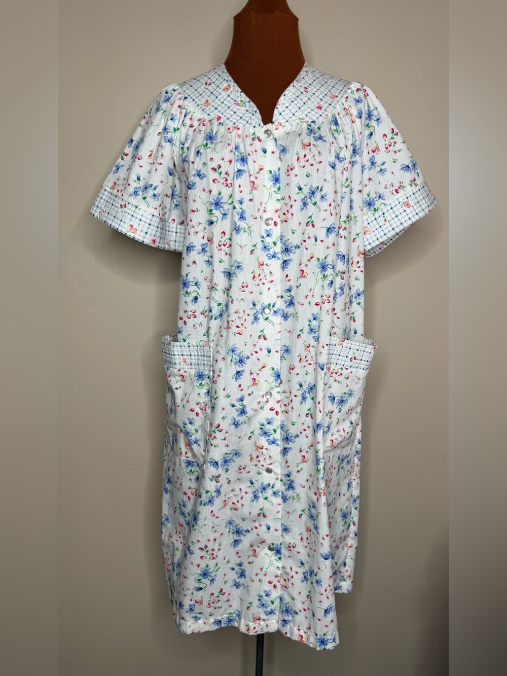 Simply Basic Floral Short-Sleeve Housecoat  Flowers Pockets Snap Front Small